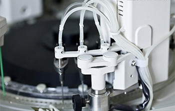生化分析仪厂家多年清洗维护经验使生化仪器很干净